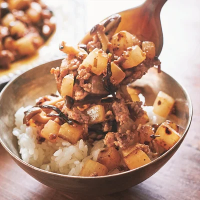 刻んだ塩昆布でうまみが増し増し、梅干しのやわらかな酸味も◎「大根とひき肉の梅塩昆布炒め」