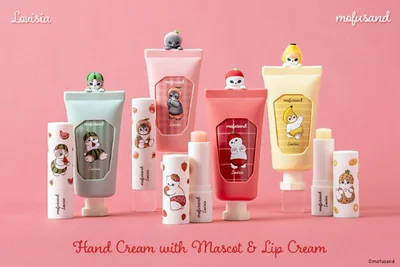 フルーツにゃんの立体マスコット付きハンドクリームと、香りつきリップ。毎日のケアがちょっと楽しくなる、mofusandのコラボコスメ