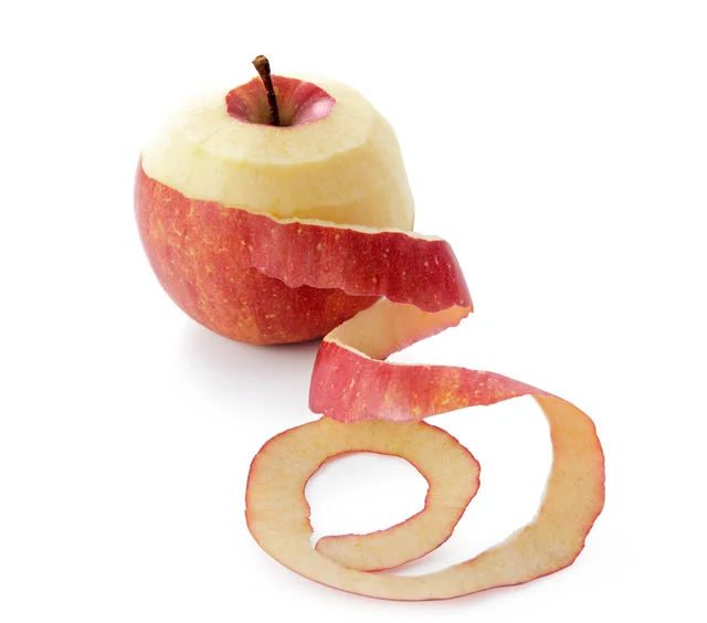 【写真を見る】りんごの皮は桂剥きする人も多いのですが…