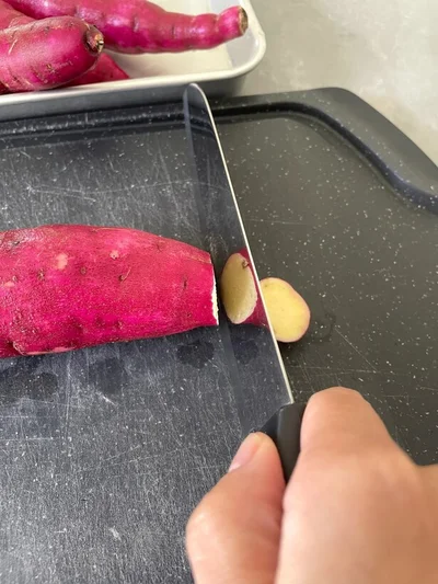 まずはサツマイモの端を切る（▶︎次へ）