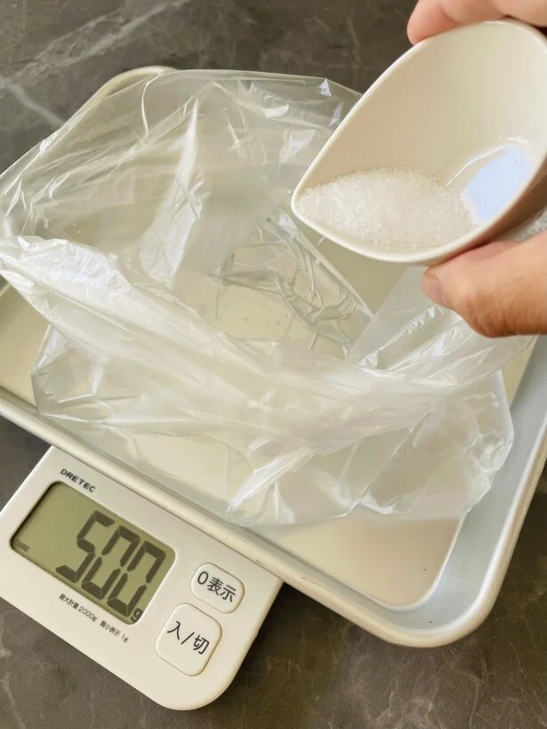 ビニール袋に水500mlと小さじ1の「塩」を入れて軽く混ぜる（▶︎次へ）