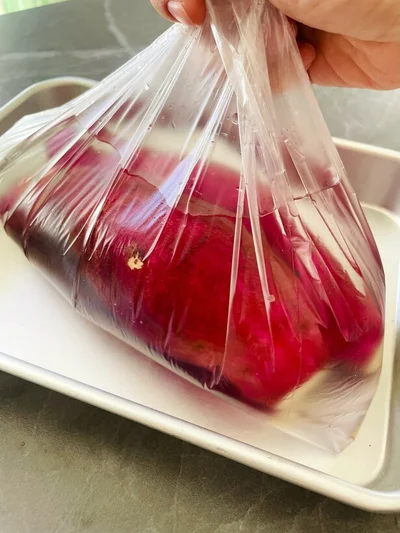 塩水にサツマイモを投入！一晩漬けておくと…（▶︎結果は次へ）