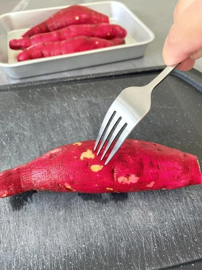 一晩つけたサツマイモにフォークで穴を開ける（▶︎次へ）