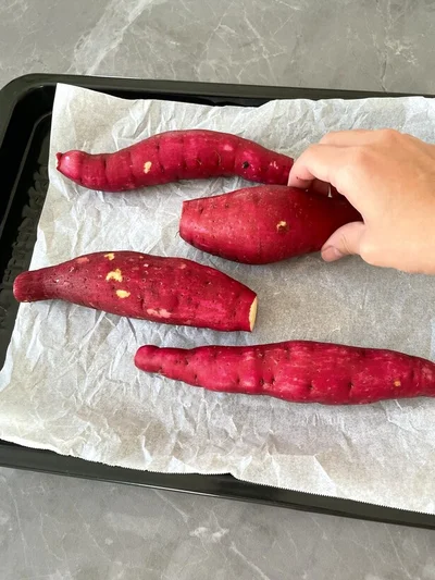 クッキングシートを敷いた天板の上に並べる（▶︎次へ）