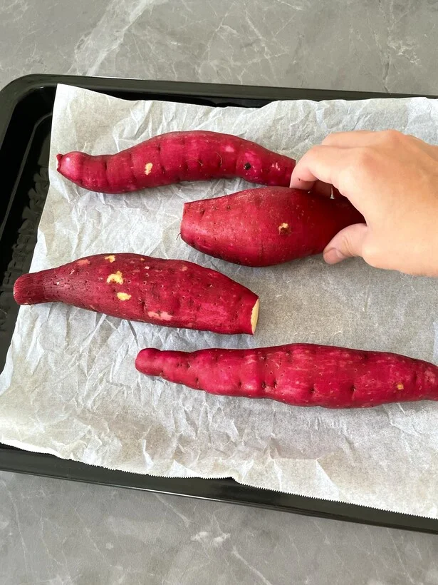 クッキングシートを敷いた天板の上に並べる（▶︎次へ）