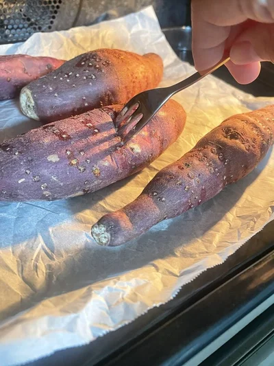 フォークでサツマイモの中心をつつくと皮が浮いているような感覚があればOK