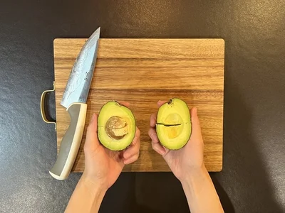 アボカドの種を簡単に取れる神ワザを２パターン紹介（▶︎まずは縦向き）