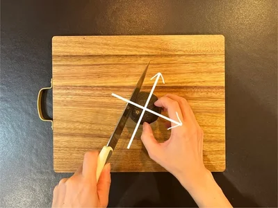 アボカドを立てるようにおいて、十字に切り込みを入れる（▶︎ポイントをチェック）