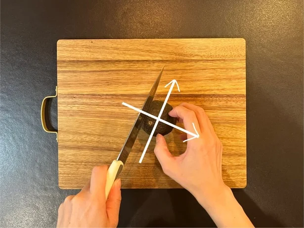 アボカドを立てるようにおいて、十字に切り込みを入れる（▶︎ポイントをチェック）