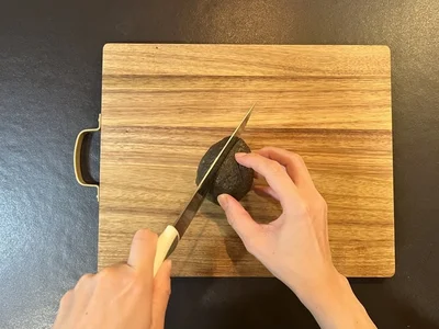 ＜ポイント＞アボカドの形に沿うようにくるりと一周させる（▶︎次へ）