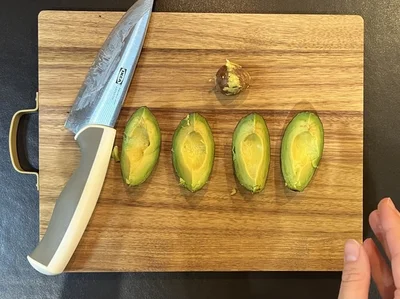 こんなにキレイに！アボカドの種が簡単に取れる神ワザが話題