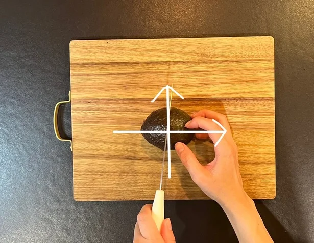 横向きにアボカドを置いて、縦向き同様十字に切り込みを入れる（▶︎切り方をおさらい）