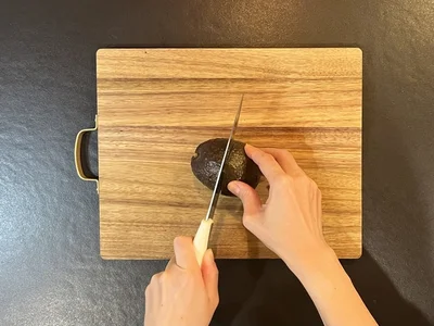 アボカドの形に沿って…