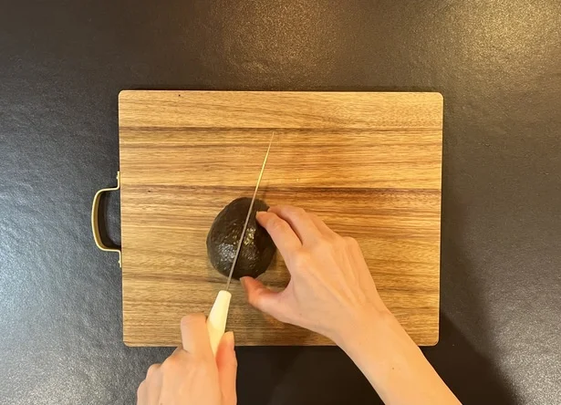 くるりと包丁を一周させるだけ！