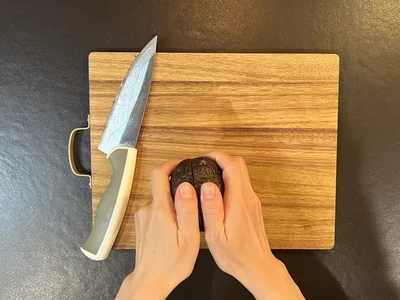 アボカドを開くと…（▶︎横向きカットの断面は次へ）