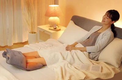 足を包み込むエアバッグが加圧と収縮を繰り返し、足裏の突起は土踏まずを刺激