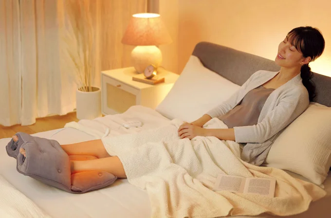 足を包み込むエアバッグが加圧と収縮を繰り返し、足裏の突起は土踏まずを刺激