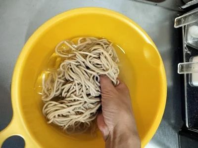 茹で上がったら氷と水を1:1で入れたボウルに（▶︎次へ）