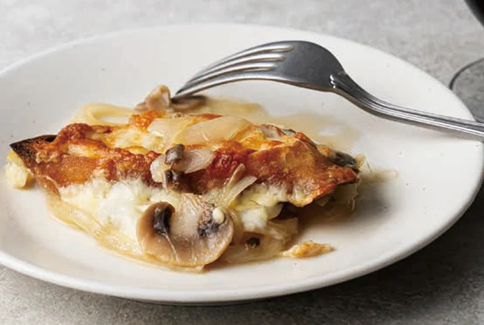 【おもてなしレシピ】へとへとな夜でも作れる魅惑の「夜更けのバゲットグラタン」