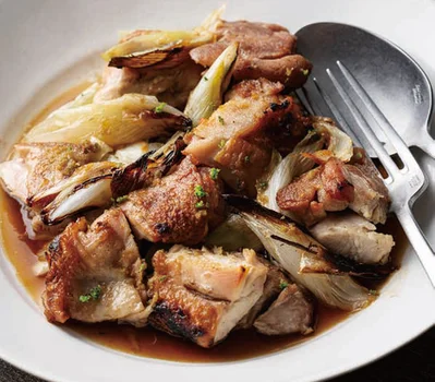 【おもてなしレシピ】パリっと焼き上げた鶏肉が美味！「鶏ももと長ねぎのグリル」
