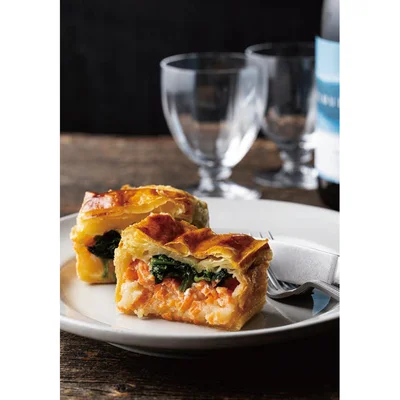 ナイフを入れるとパイがさくりと割れて、湯気が漂います