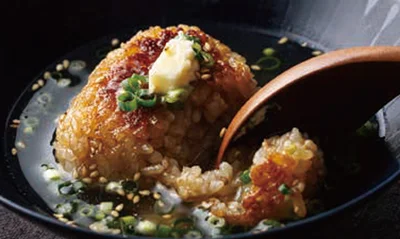 焼きおにぎりの香ばしさに、しょうがの香りがたまらない。