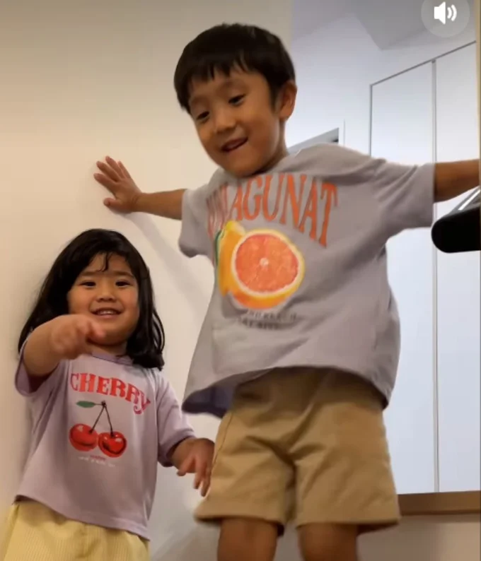 飛び跳ねる兄妹→ケンカしてもすぐ仲直り(次へ⇒)