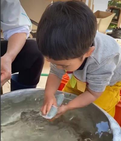 みんなでワイワイ→パパを全力でおす子ども（次へ⇒）