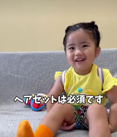 セットした後のお団子ヘア→3歳になりふんわりカールに（次へ⇒）