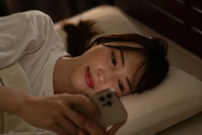  寝る前についついスマホを見ちゃう。暗い部屋でスマホを見るのって、やっぱりよくない？