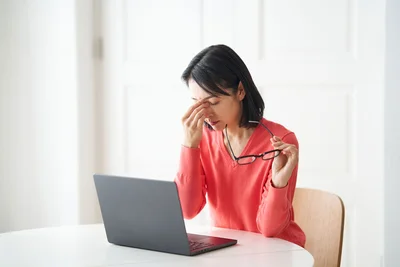 「あなたが思う10倍悪い」寝る前の“暗闇スマホ”が目に与える影響