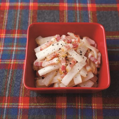 バターで炒めてまろやかに「ベーコンと大根のさっと炒め」