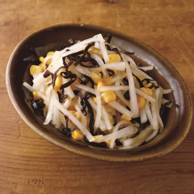 コーンの食感と甘みがアクセントに「大根の塩昆布」