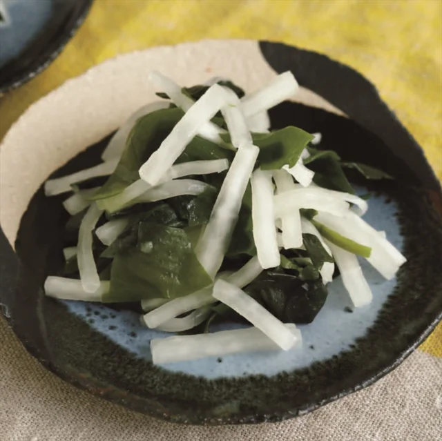 中途半端に余った大根はコレにして！「塩昆布・わかめ」であえるだけの無限サブおかず