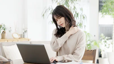 こっそり貼るだけで、ピンポイントに効く！肩こり・首筋の痛みに悩む人に「バンテリンコーワミニツボくん」がおすすめ