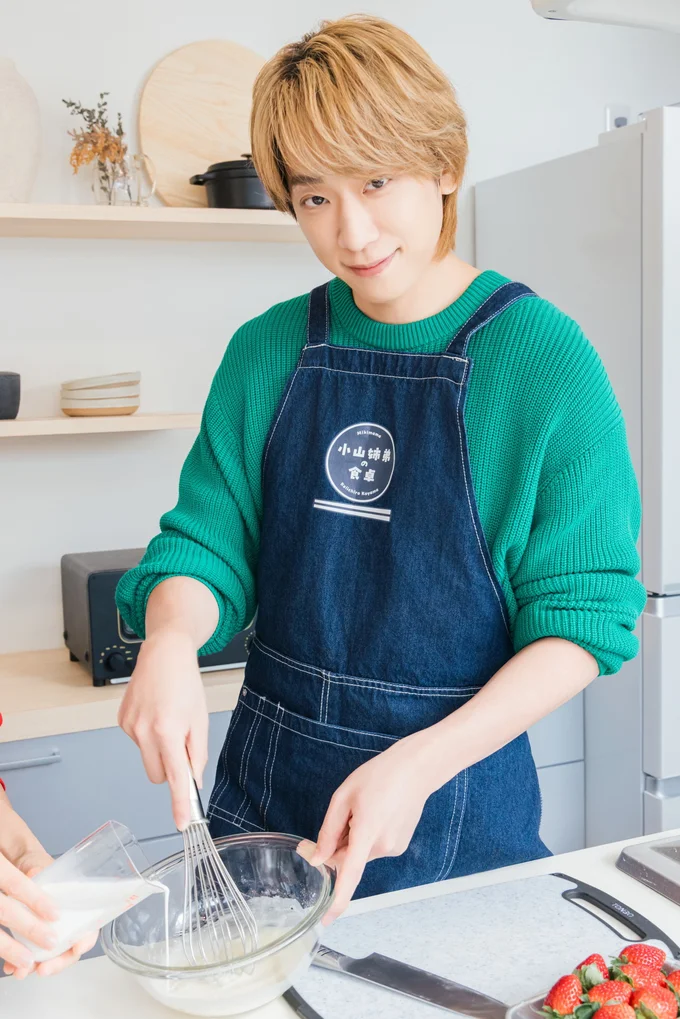 薄力粉泡立て中の小山さん