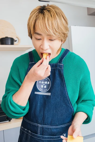 カステラつまみ食い中！