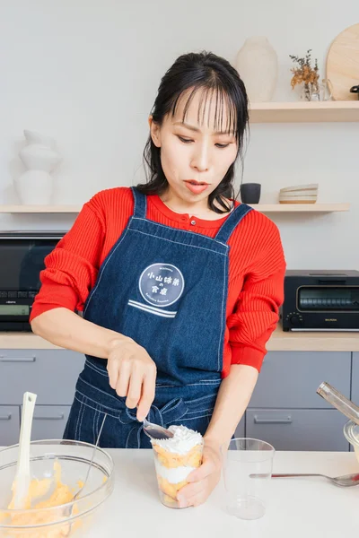 生クリームはスプーンで押し込みながら平らにしてもOK