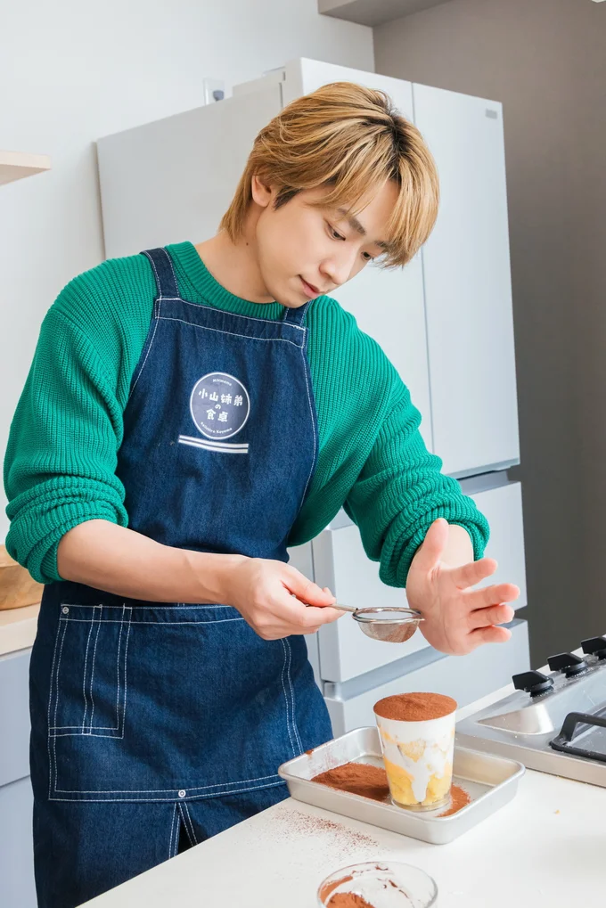 ココアをふるう姿もサマになってます