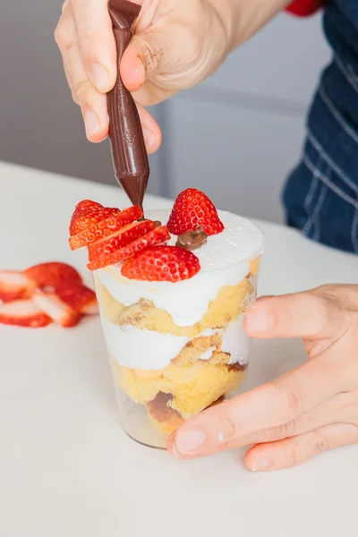 みきさんは、サンタの目をチョコペンで仕上げ