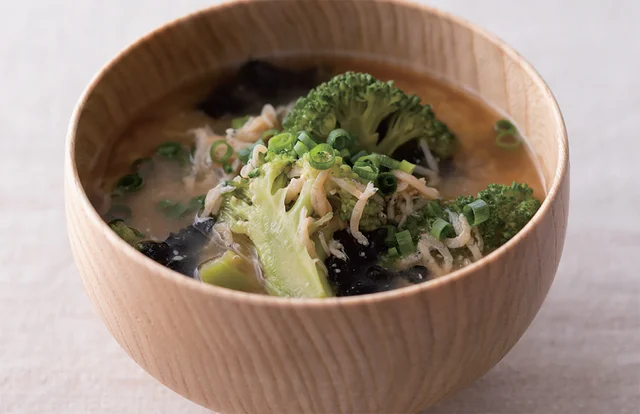 【食べる養生スープ】風邪予防に。しらす干しとのりが絡む「ブロッコリーみそ汁」
