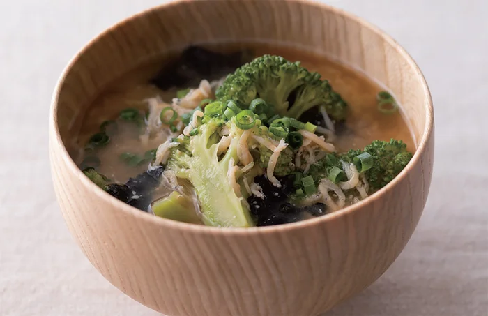 【食べる養生スープ】風邪予防に。しらす干しとのりが絡む「ブロッコリーみそ汁」