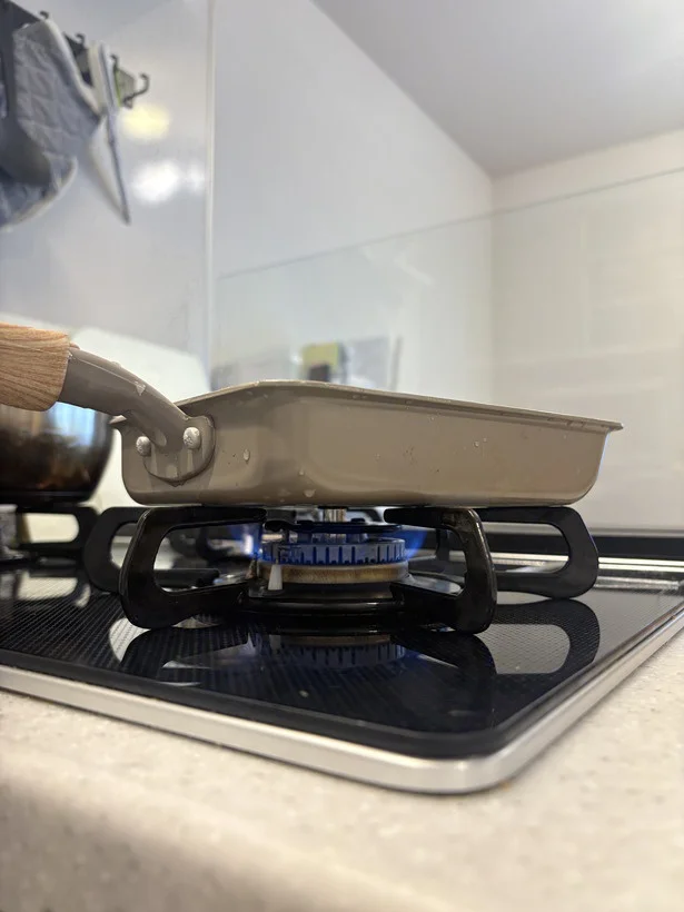 まずは焦げついたフライパンを温めます（▶︎次へ）