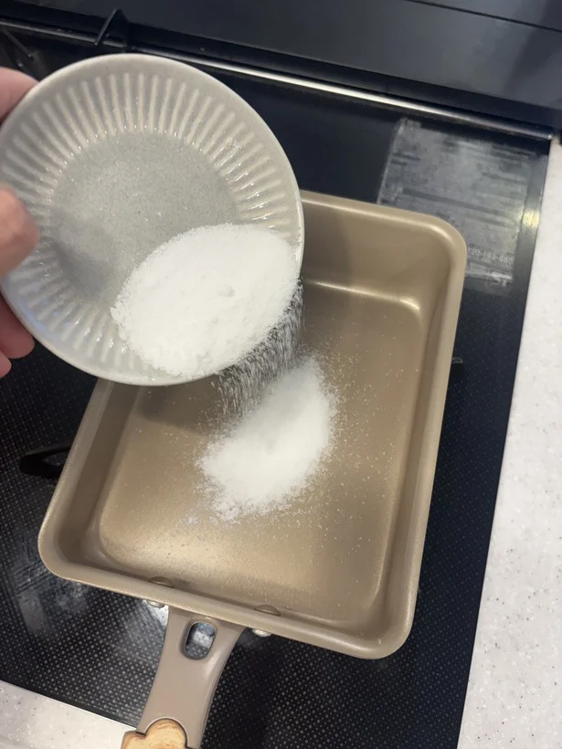 塩を大さじ3〜5程度、フライパンの大きさに合わせて投入（▶︎次へ）