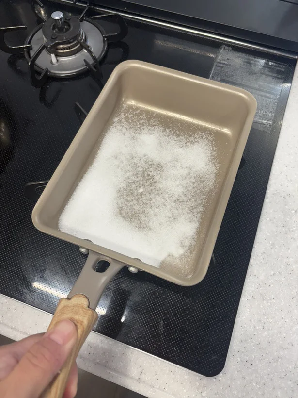 そのままの火加減で1分ほど少しプライパンを振りながら、塩を炒める（▶︎次へ）