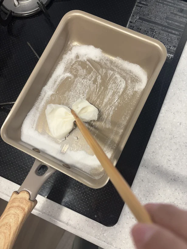 炒め終わったら濡れたキッチンペーパーでゴシゴシ（▶︎次へ）