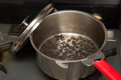 捨てる前にやってみて！焦げついたフライパンが復活するとSNSで話題の裏ワザ