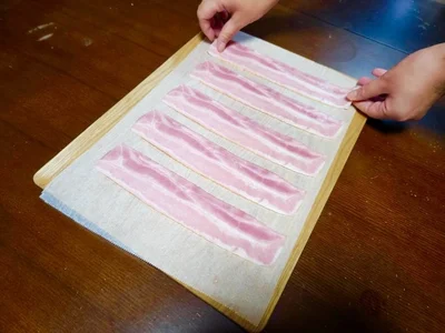 ベーコンを１cmの間隔をあけて並べていきます（▶︎次へ）