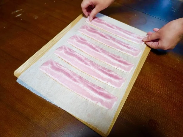 ベーコンを1cmの間隔をあけて並べていきます(▶︎次へ)