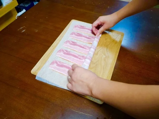 手前からくるくると丸めて…(▶︎次へ)